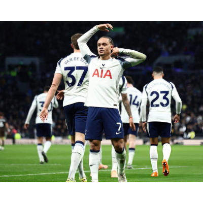 Harvey Simmons: Tornando-se gradualmente um jogador fundamental para o Tottenham Hotspur na sua busca por um lugar na Liga dos Campeões